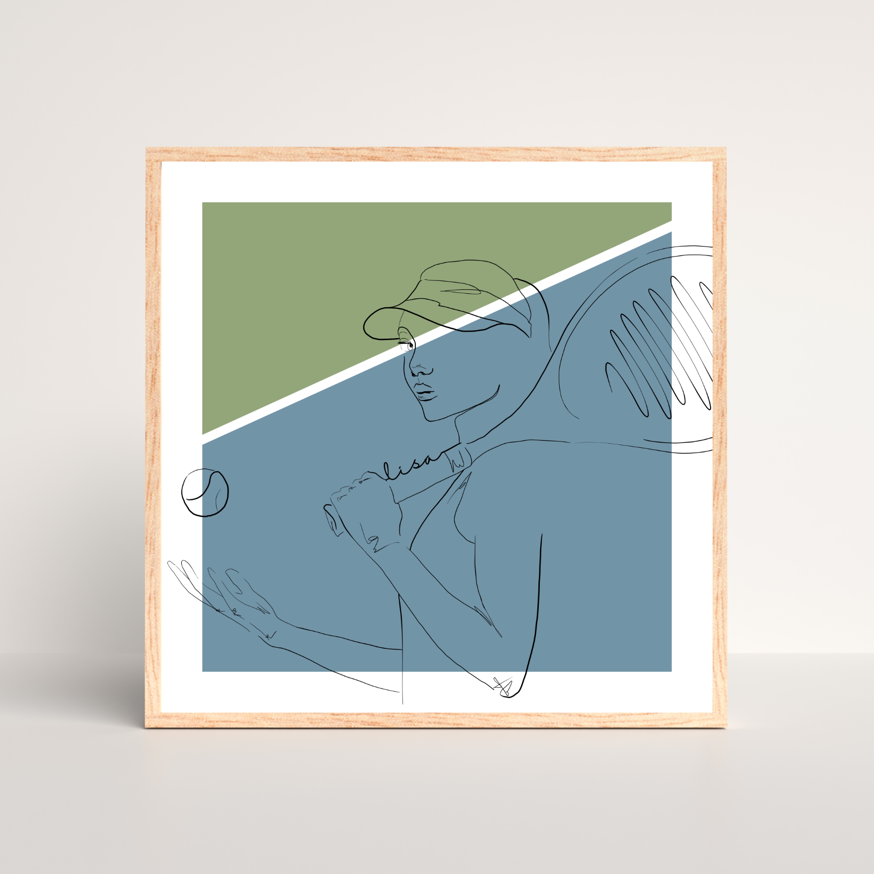 Modernes Tennisposter im minimalistischen Line-Art-Stil aus dem Sels Studio: Eine Frau mit Cap und Tennisschläger im zweifarbigen Hintergrund (grün und blau diagonal geteilt), personalisiert mit dem Namen „Lisa“ auf dem Schläger – eingerahmt in hellem Holzrahmen.