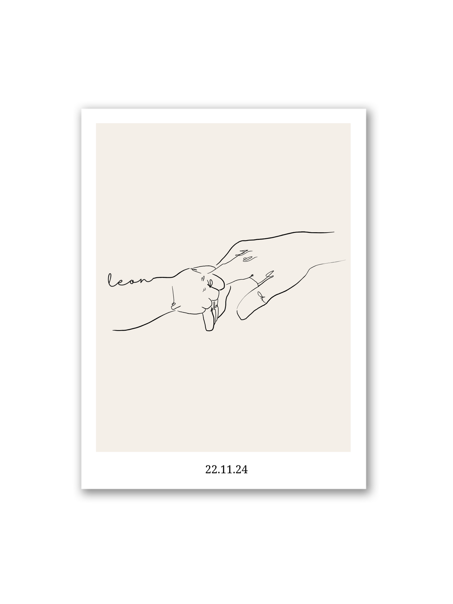 Ein personalsisertes Line Art Poster "Bambina" auf hellbeigem Hintergund stellt eine Baby Hand mit der Mutterhand da.