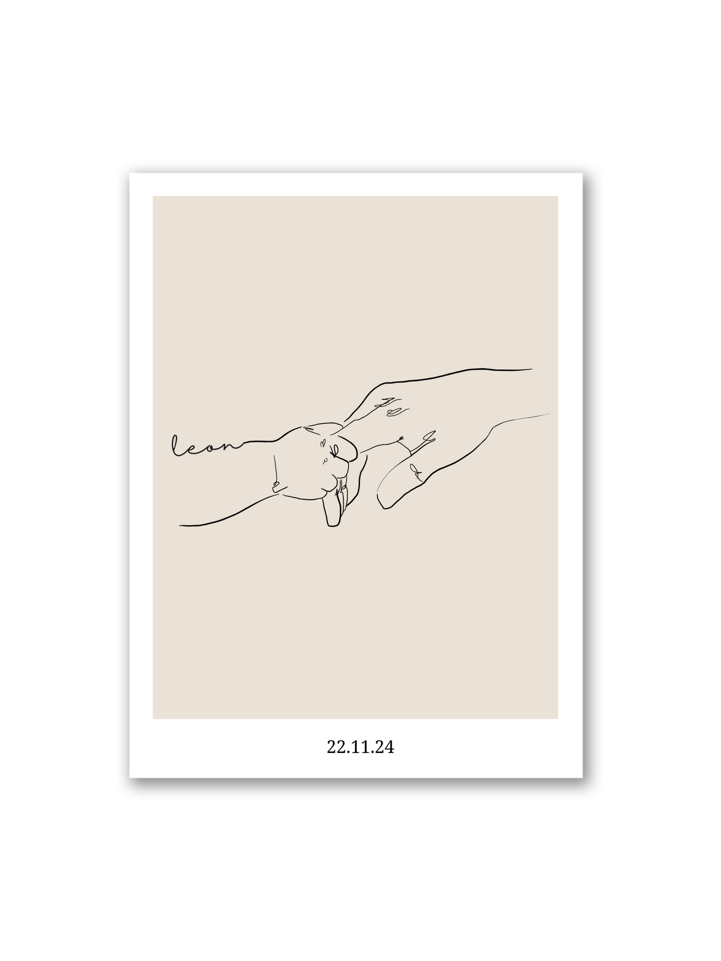 Poster „Bambina“ von Sels Studio – Babyhand greift nach Mutterhand, personalisierbar mit Name und Datum, zartes Geschenk zur Geburt auf beigem Hintergrund