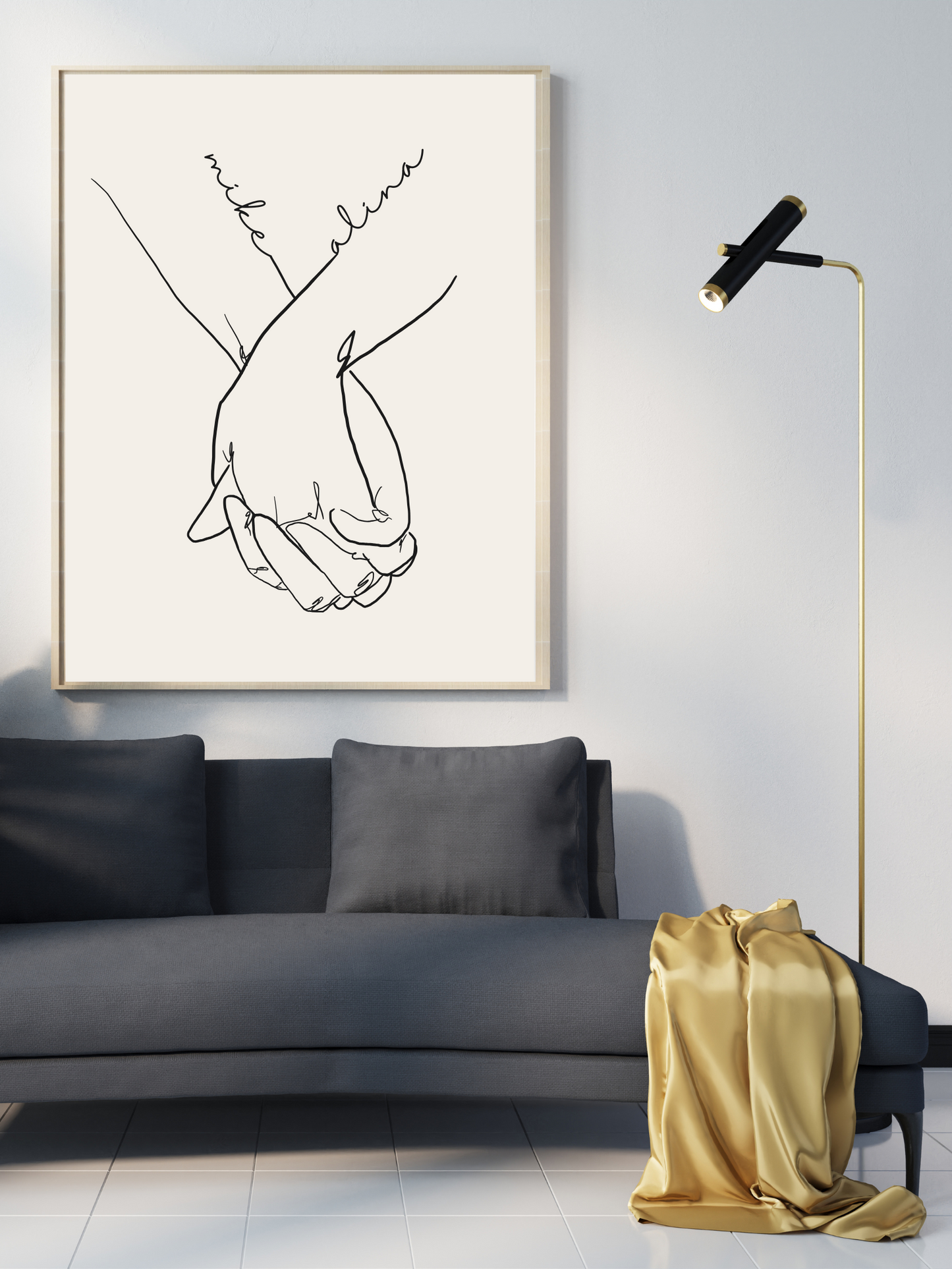 Ein Line Art Leinwandbild von zwei sich haltenden Händen mit den Namen „mike“ und „alina“ als personalisierte Schriftzüge im minimalistischen Stil. Es hängt über einem modernen dunkelblauen Sofa mit goldfarbener Decke – ein stilvolles Wandbild für Paare.