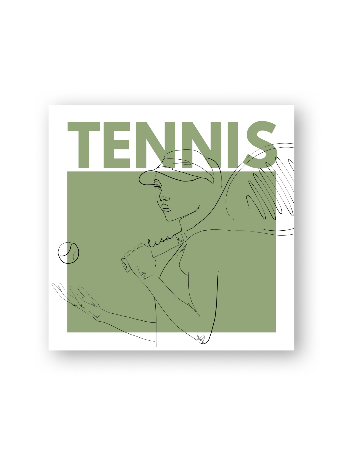Das line-art Kunstwerk „Game Set Art“ von Sels Studio zeigt eine Tennisspielerin im minimalistischen Stil, personalisiert mit einem Namen auf dem Schlägergriff. Die Illustration wird durch ein geometrisches Design ergänzt, das aus einem Olivgrün-Ton im Hintergrund und dem großen Schriftzug „TENNIS“ in derselben Farbe besteht – eine Hommage an sportliche Eleganz und modernes Grafikdesign.