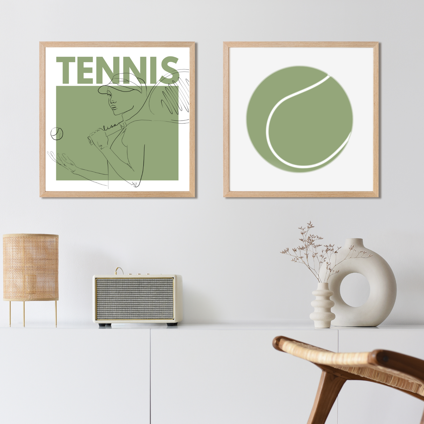 Zwei gerahmte Leinwandbilder von Sels Studio im Tennis-Motiv schmücken eine minimalistisch eingerichtete Wand. Links das personalisierbare Kunstwerk „Game Set Art“ mit einer stilisierten Tennisspielerin in olivgrünen Farbtönen und dem Schriftzug „TENNIS“. Rechts ein passendes Design mit einem reduzierten, kreisrunden Tennisball in derselben Farbpalette.