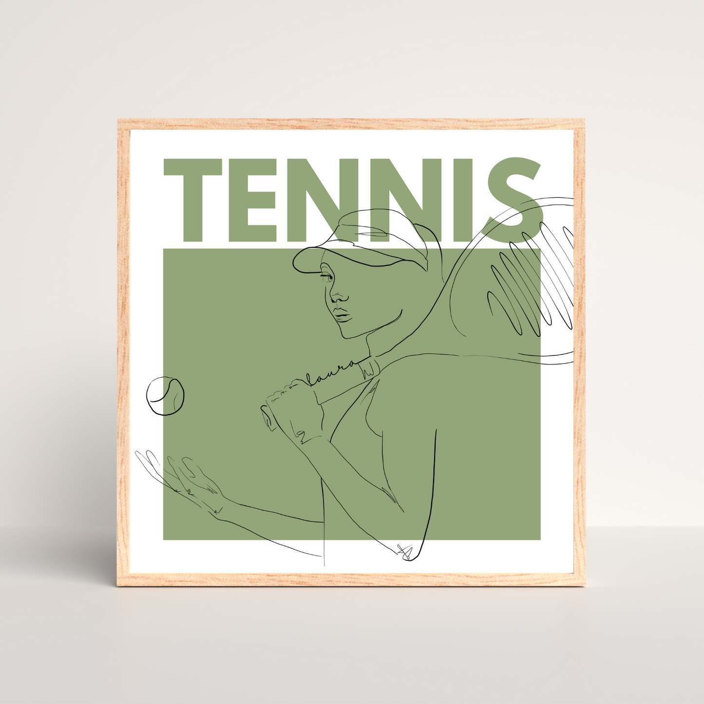 Das personalisierbare Leinwandbild „Game Set Art“ von Sels Studio zeigt eine stilvolle Line-Art-Zeichnung einer Tennisspielerin mit dem Vornamen „Laura“ auf dem Schlägergriff. Die Illustration wird durch einen olivgrünen Hintergrund mit dem markanten Schriftzug „TENNIS“ ergänzt. Präsentiert wird das Motiv in einem naturfarbenen Holzrahmen, der dem modernen Design eine warme, wohnliche Note verleiht.