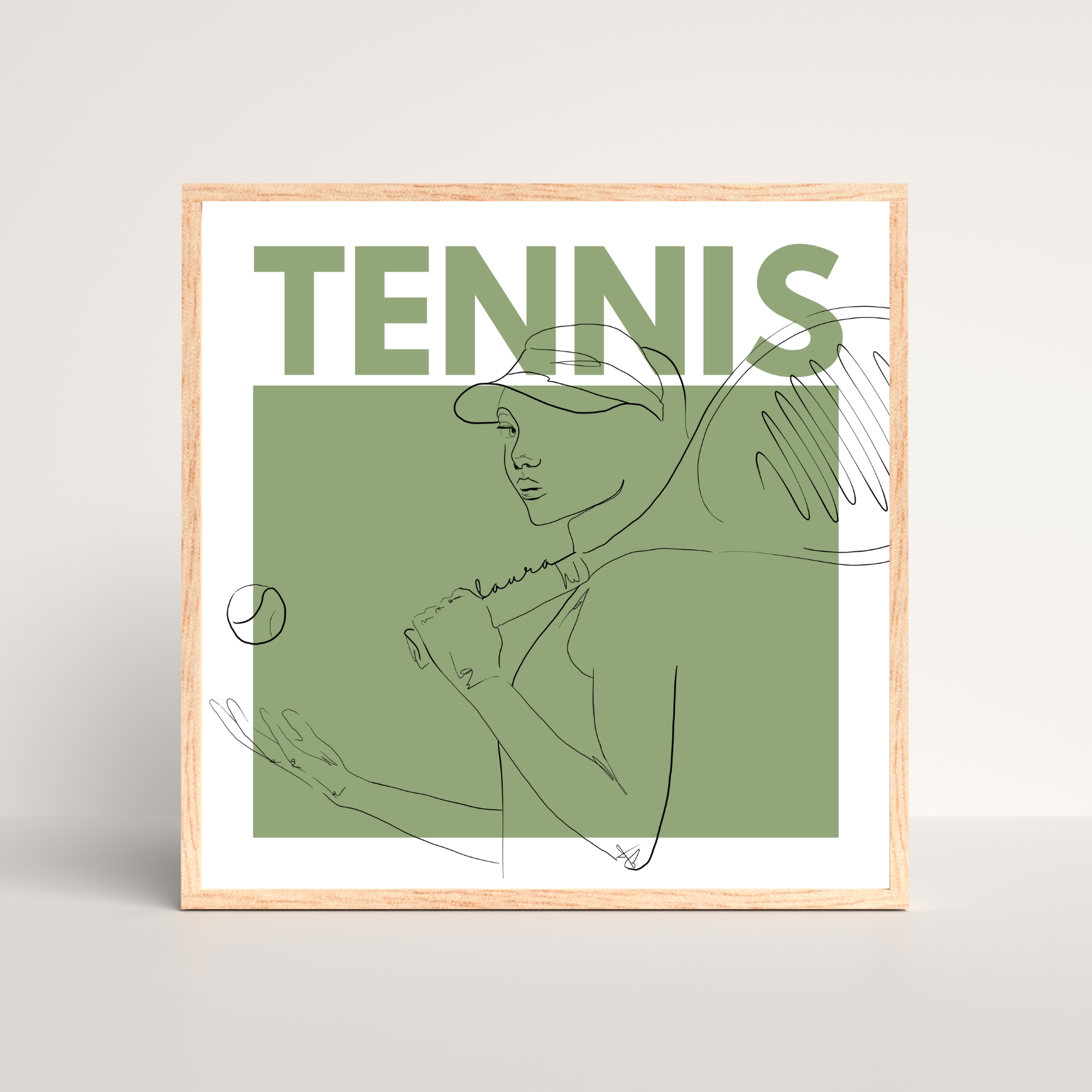Das personalisierbare Leinwandbild „Game Set Art“ von Sels Studio zeigt eine stilvolle Line-Art-Zeichnung einer Tennisspielerin mit dem Vornamen „Laura“ auf dem Schlägergriff. Die Illustration wird durch einen olivgrünen Hintergrund mit dem markanten Schriftzug „TENNIS“ ergänzt. Präsentiert wird das Motiv in einem naturfarbenen Holzrahmen, der dem modernen Design eine warme, wohnliche Note verleiht.