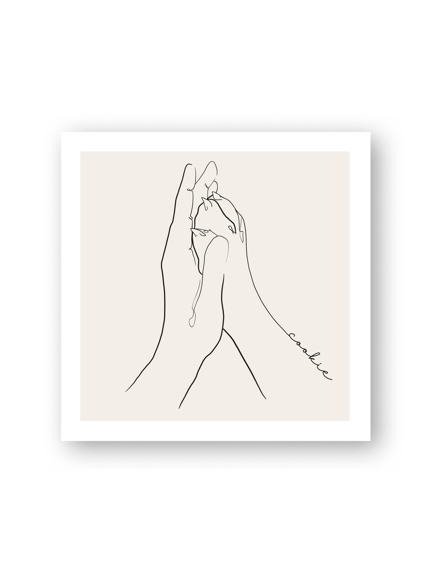 Handgezeichnetes Poster „Patita“ – Hundepfote aufrecht in Hand, emotionales Line Art Motiv auf hellbeigem Hintergrund, personalisierbar mit Namen