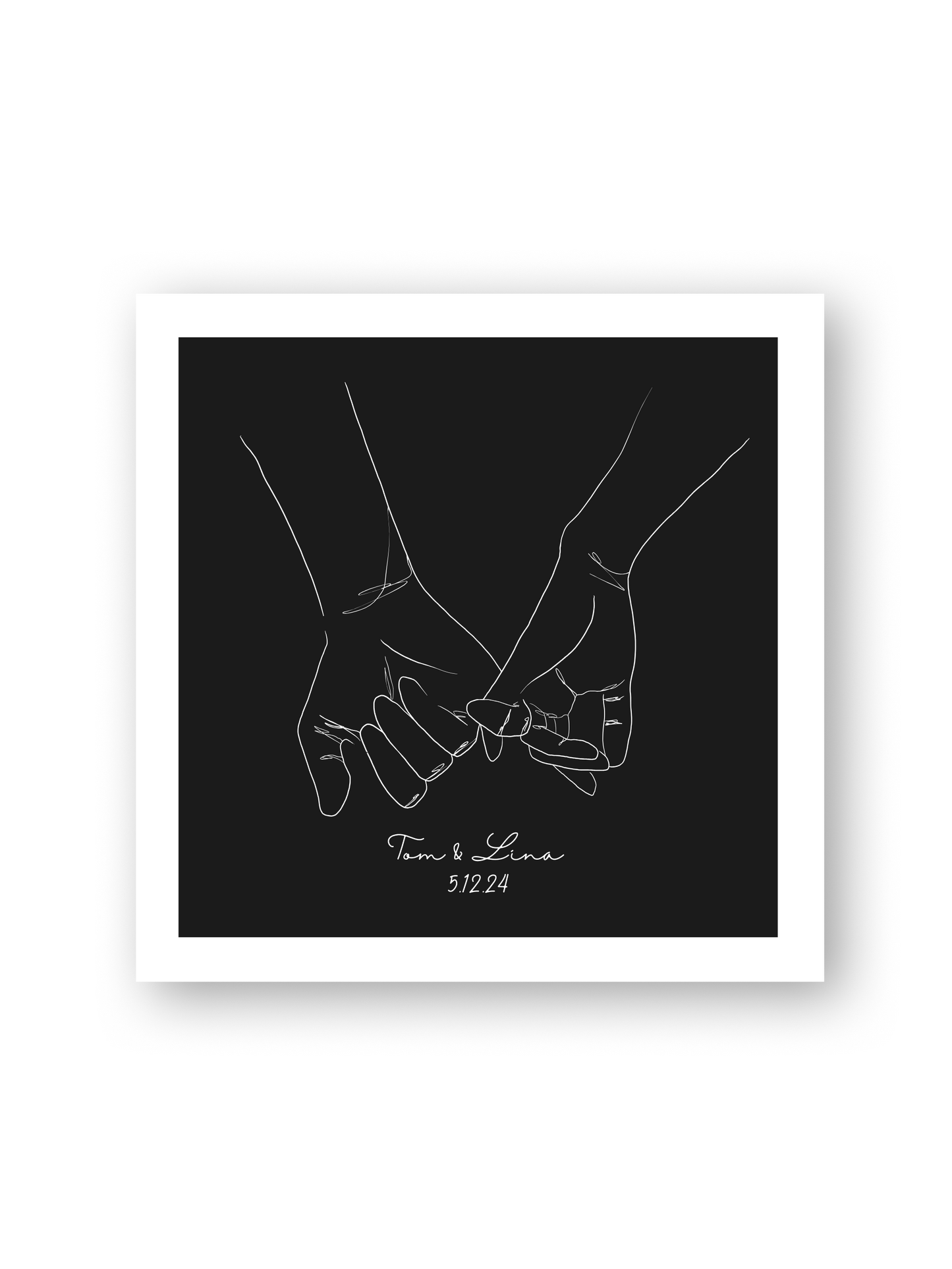 Schwarzes Line Art Poster „Pinky Promise“ – stilvolle, personalisierte Illustration von zwei sich versprechenden Händen, ideal von Sels Studio als besonderes Geschenk gestaltet