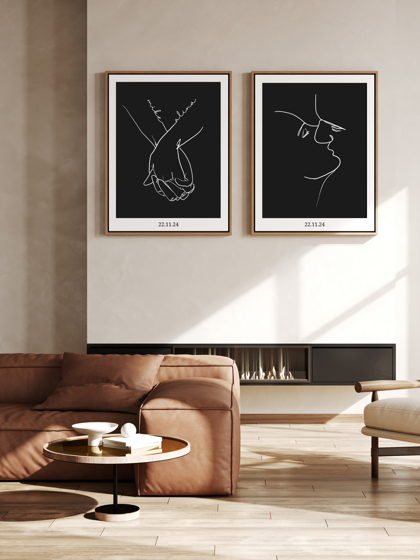 Ein Line Art Leinwandbild von zwei sich haltenden Händen mit den Namen „mike“ und „alina“ als personalisierte Schriftzüge im minimalistischen Stil. Es hängt über einem Kamin kombiniert mit einem anderen Poster.