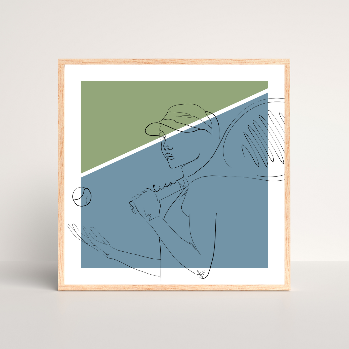Modernes Tennisposter im minimalistischen Line-Art-Stil aus dem Sels Studio: Eine Frau mit Cap und Tennisschläger im zweifarbigen Hintergrund (grün und blau diagonal geteilt), personalisiert mit dem Namen „Lisa“ auf dem Schläger – eingerahmt in hellem Holzrahmen.
