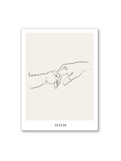 Ein personalsisertes Line Art Poster "Bambina" auf hellbeigem Hintergund stellt eine Baby Hand mit der Mutterhand da.