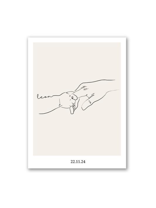 Ein personalsisertes Line Art Poster "Bambina" auf hellbeigem Hintergund stellt eine Baby Hand mit der Mutterhand da.