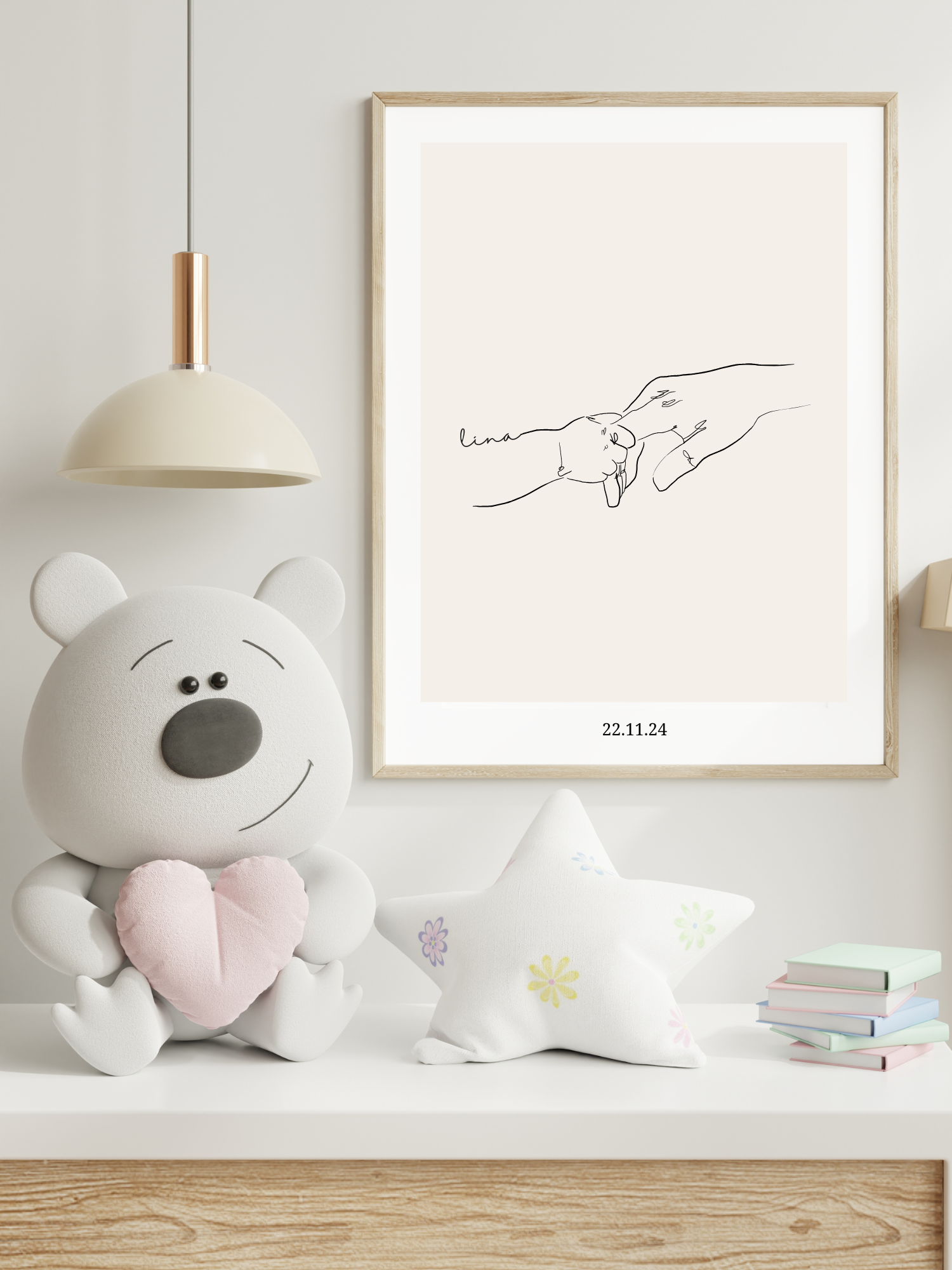 Personalisiertes Line Art Poster „Bambina“ von Sels Studio im Kinderzimmer – Babyhand greift nach Elternhand, mit Name und Datum individualisierbar, ideales Geschenk zur Geburt