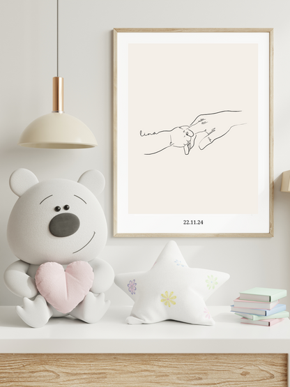 Personalisiertes Line Art Poster „Bambina“ von Sels Studio im Kinderzimmer – Babyhand greift nach Elternhand, mit Name und Datum individualisierbar, ideales Geschenk zur Geburt