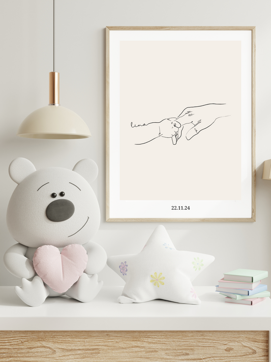 Personalisiertes Line Art Poster „Bambina“ von Sels Studio im Kinderzimmer – Babyhand greift nach Elternhand, mit Name und Datum individualisierbar, ideales Geschenk zur Geburt