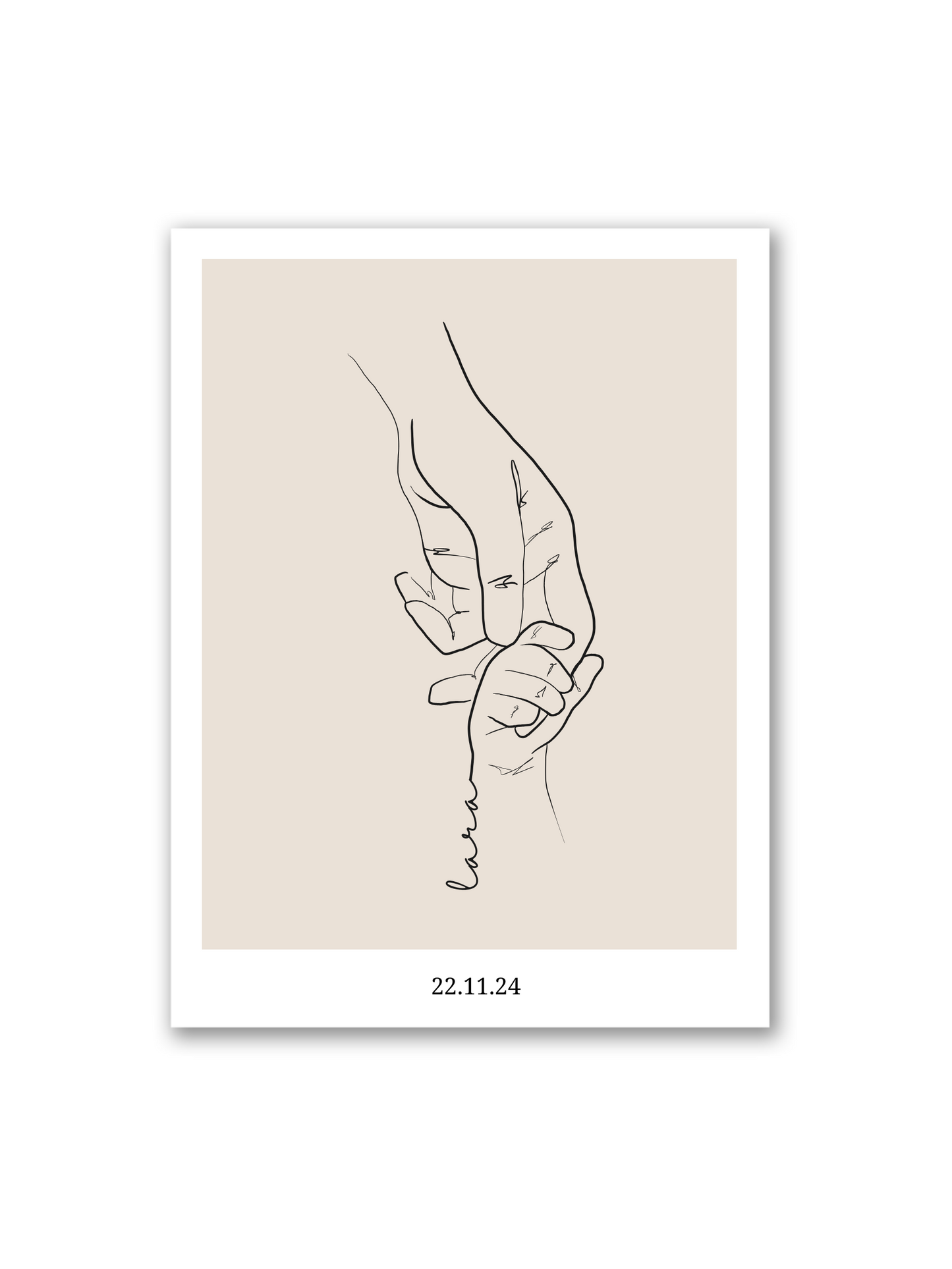 „Bambino“ Poster von Sels Studio – Line Art Illustration mit Baby- und Elternhand auf beigem Hintergrund, mit individueller Personalisierung als Erinnerung oder Geburtsgeschenk
