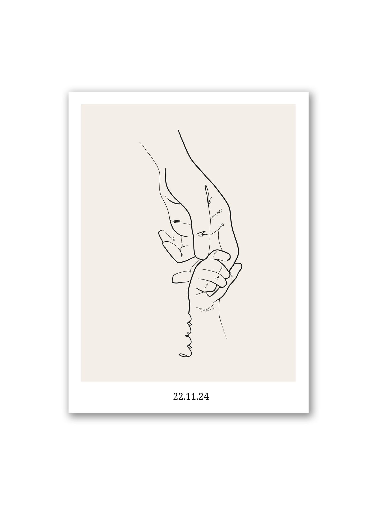 Line Art Poster „Bambino“ – Babyhand hält Finger eines Elternteils auf hellbeigem Hintergrund, personalisierbar mit Namen und Datum, emotionales Geschenk zur Geburt