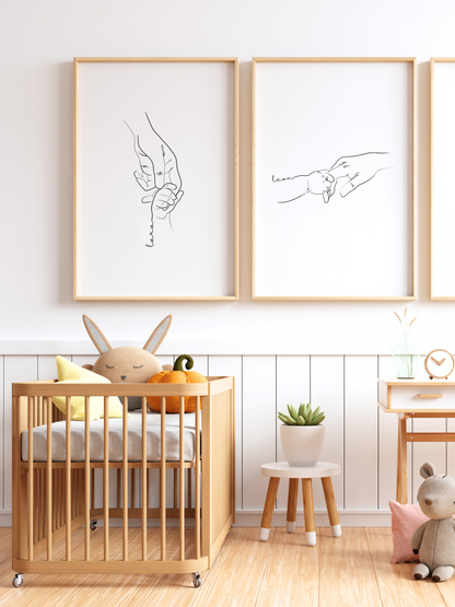Line Art Poster „Bambina“ und „Bambino“ von Sels Studio im Kinderzimmer – personalisierbare Illustrationen mit Baby- und Elternhänden nebeneinander an der Wand, ideal zur Geburt oder als bleibende Erinnerung