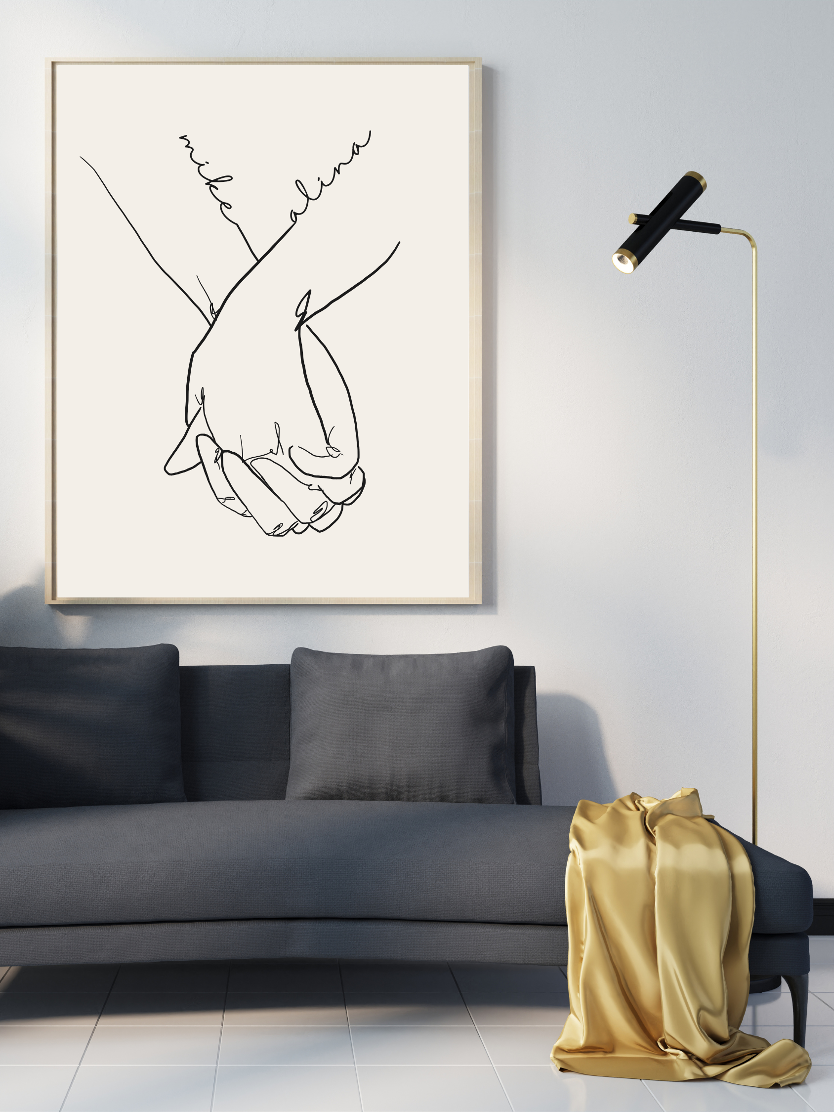 Ein Line Art Leinwandbild von zwei sich haltenden Händen mit den Namen „mike“ und „alina“ als personalisierte Schriftzüge im minimalistischen Stil. Es hängt über einem modernen dunkelblauen Sofa mit goldfarbener Decke – ein stilvolles Wandbild für Paare.