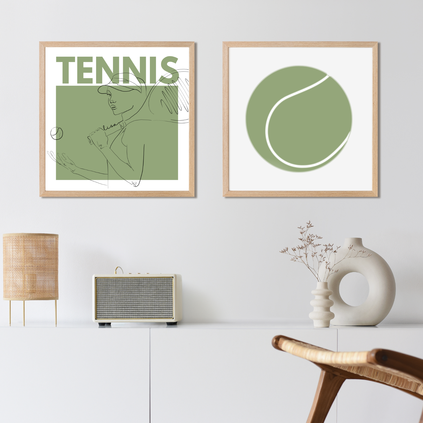 Zwei gerahmte Leinwandbilder von Sels Studio im Tennis-Motiv schmücken eine minimalistisch eingerichtete Wand. Links das personalisierbare Kunstwerk „Game Set Art“ mit einer stilisierten Tennisspielerin in olivgrünen Farbtönen und dem Schriftzug „TENNIS“. Rechts ein passendes Design mit einem reduzierten, kreisrunden Tennisball in derselben Farbpalette.