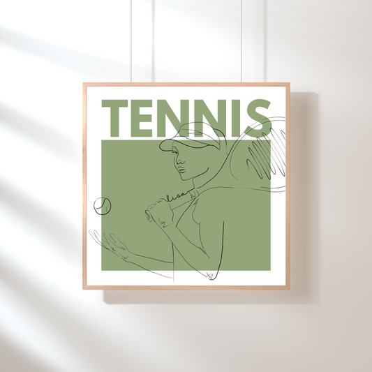Das Leinwandbild „Game Set Art“ von Sels Studio zeigt eine minimalistische Line-Art-Zeichnung einer Tennisspielerin mit personalisierbarem Namen – hier „Lisa“ – auf dem Schlägergriff. Das Motiv ist in Olivgrün gehalten und wird durch den groß gesetzten Schriftzug „TENNIS“ ergänzt. Präsentiert wird das Artwork in einem hellen Holzrahmen