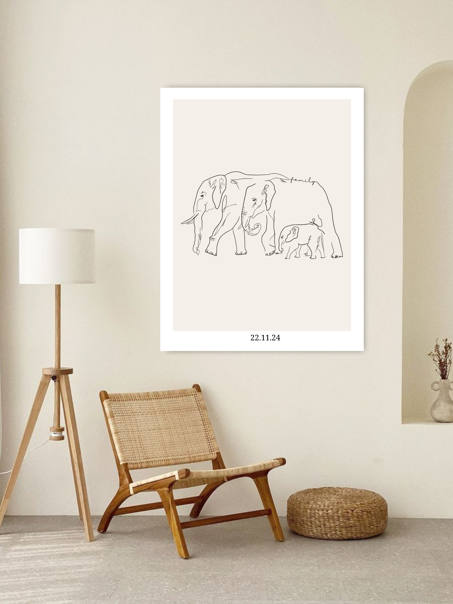 Line Art Poster „Gentle Giants“ von Sels Studio – personalisierte Elefantenfamilie auf hellbeigem Hintergrund als Wandbild im natürlichen Interieur-Stil