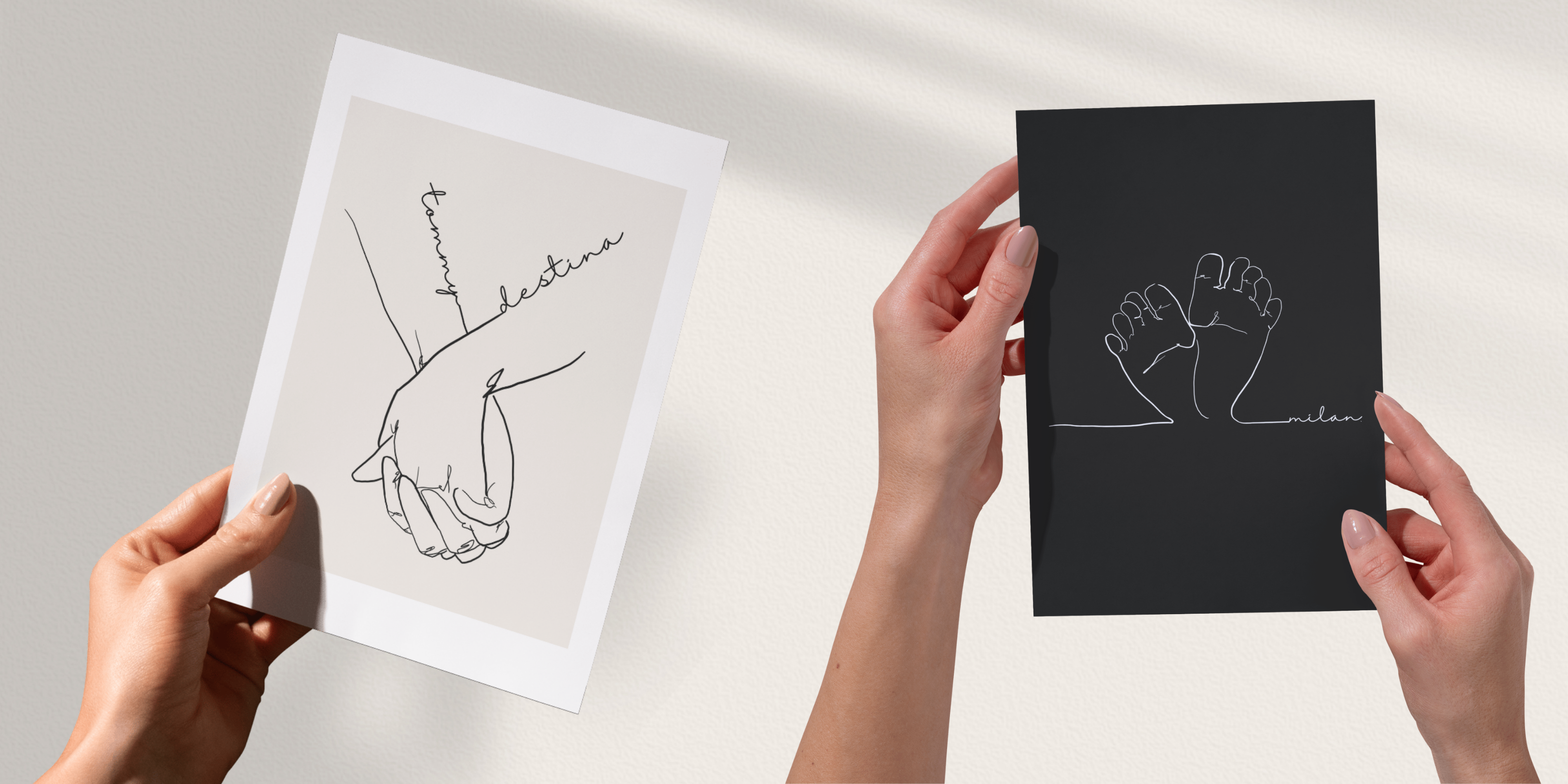 Zwei Hände halten je ein personalisiertes Line-Art-Poster von Sels Studio. Links wird das Motiv „Cheri me Cheri“ mit zwei sich haltenden Händen auf beigem Hintergrund gezeigt, rechts ein Poster mit zwei kleinen Babyfüßen und dem Namen „milan“ auf schwarzem Hintergrund – symbolische Kunstwerke für Liebe und Familie.