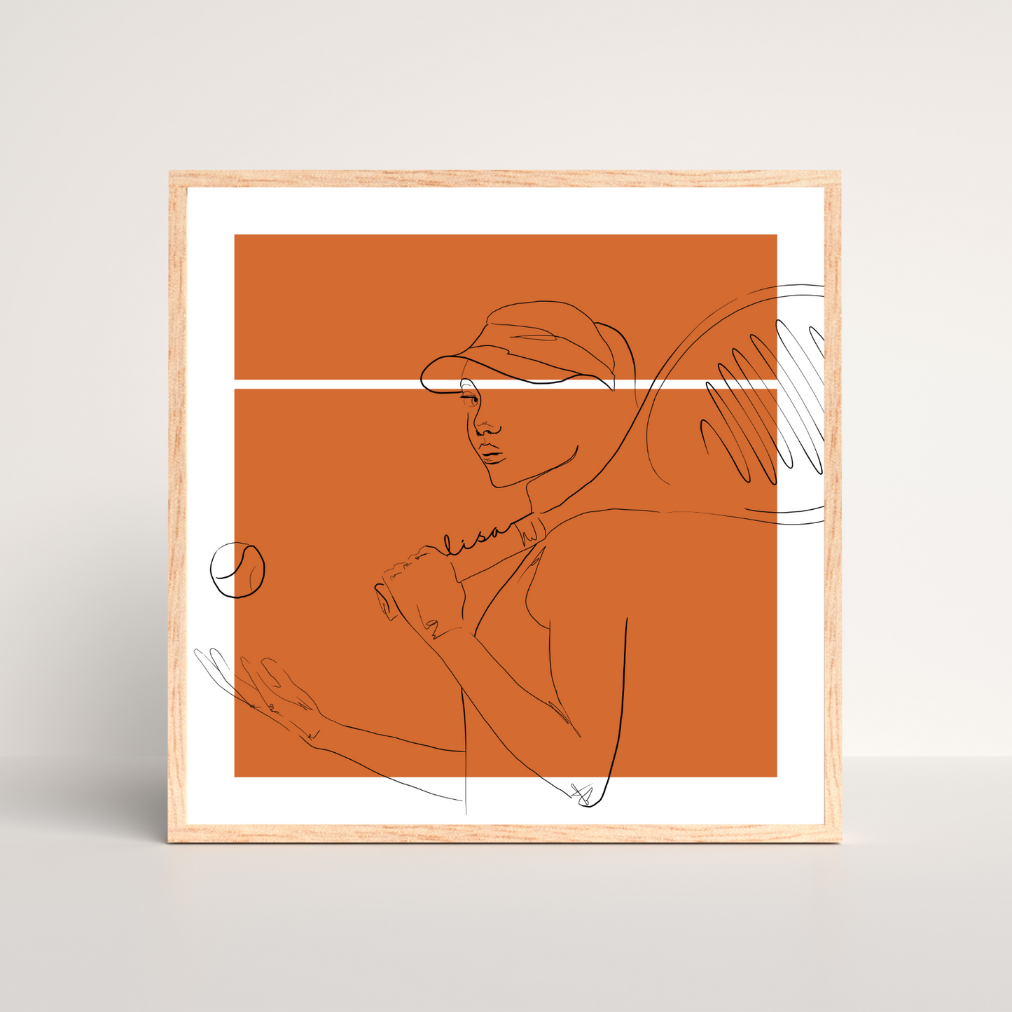 Das Leinwandbild „Matchpoint Moment“ von Sels Studio zeigt eine sportliche Line-Art-Illustration einer Tennisspielerin auf einem terrakottafarbenen Hintergrund. Der weiße Querstreifen in der Mitte erinnert an die Netzlinie eines Tennisplatzes und teilt das Bild geometrisch. Das Motiv wird durch einen hellen Holzrahmen stilvoll eingerahmt und strahlt Konzentration und Dynamik aus.
