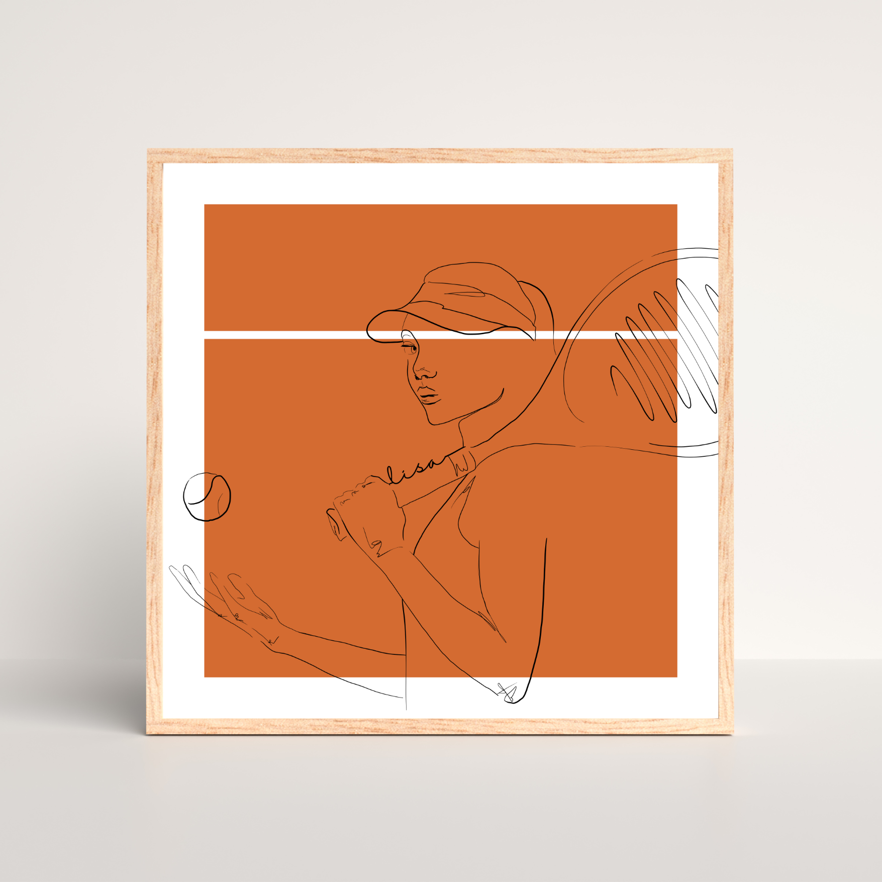 Das Leinwandbild „Matchpoint Moment“ von Sels Studio zeigt eine sportliche Line-Art-Illustration einer Tennisspielerin auf einem terrakottafarbenen Hintergrund. Der weiße Querstreifen in der Mitte erinnert an die Netzlinie eines Tennisplatzes und teilt das Bild geometrisch. Das Motiv wird durch einen hellen Holzrahmen stilvoll eingerahmt und strahlt Konzentration und Dynamik aus.