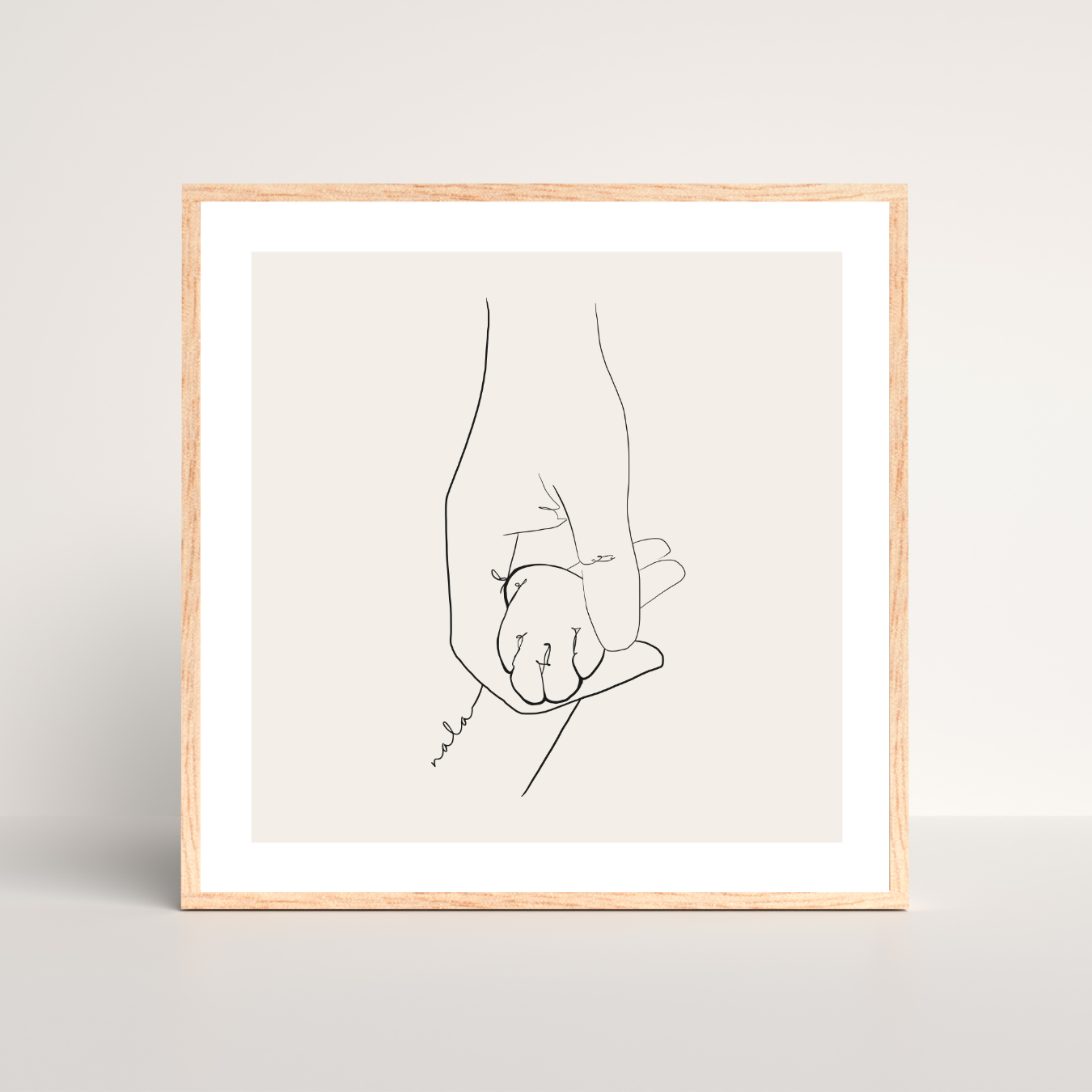 Line-Art-Poster mit dem Titel 'Pati'. Die minimalistische Darstellung zeigt eine Hand, die eine Katzenpfote sanft hält, auf einem hellbeigen Hintergrund. Das Design vermittelt ein Gefühl von Fürsorge und Verbundenheit und ist in einem schlichten Holzrahmen präsentiert.