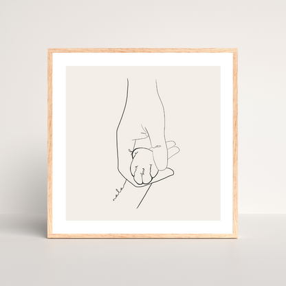 Line-Art-Poster mit dem Titel 'Pati'. Die minimalistische Darstellung zeigt eine Hand, die eine Katzenpfote sanft hält, auf einem hellbeigen Hintergrund. Das Design vermittelt ein Gefühl von Fürsorge und Verbundenheit und ist in einem schlichten Holzrahmen präsentiert.