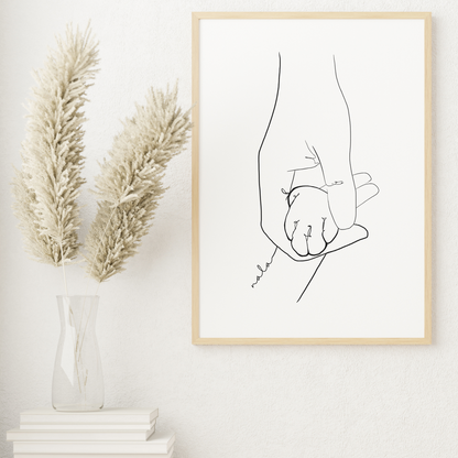 Line-Art-Poster mit dem Titel 'Pati'. Das Kunstwerk zeigt eine stilisierte Darstellung einer Hand, die eine Katzenpfote hält. Die feinen Linien sind minimalistisch und elegant, wodurch eine beruhigende und zarte Wirkung entsteht. Das Design ist auf einem weißen Hintergrund mit einem natürlichen Rahmen abgebildet