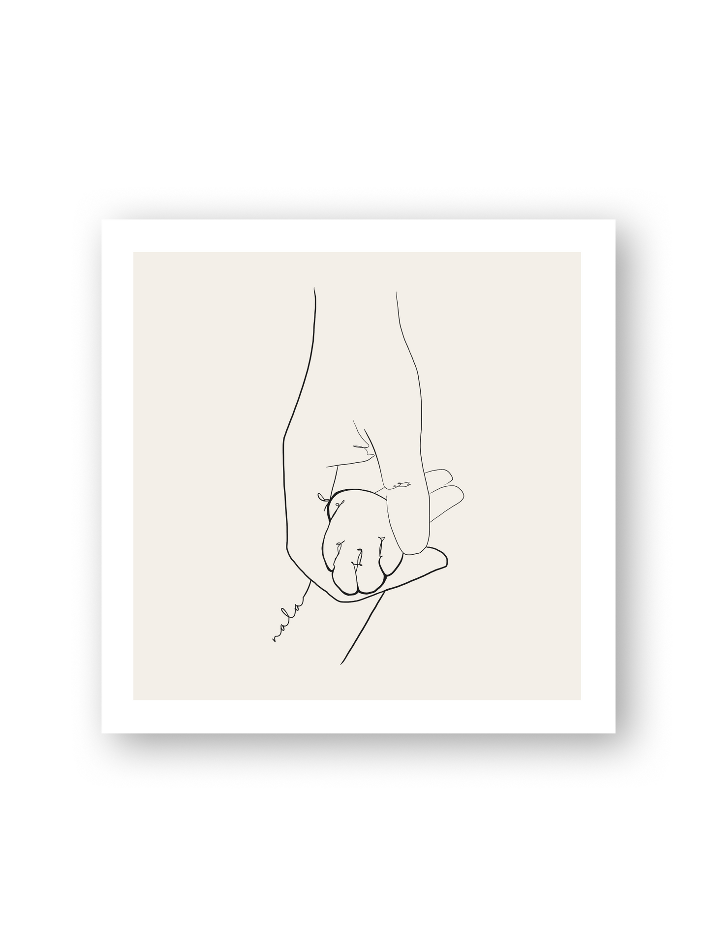 „Pati“ – Line Art Illustration einer Katzenpfote in einer Hand, personalisierbar mit Name und Datum, auf hellbeigem Hintergrund von Sels Studio