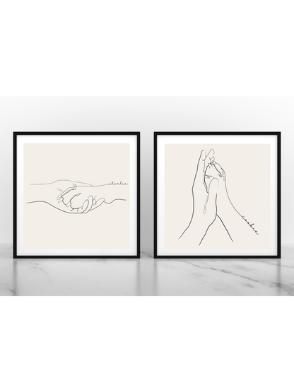 Zwei minimalistische Line-Art-Poster in schwarzen Rahmen. Auf der linken Seite befindet sich das Poster 'Pfötchen', das eine Hand zeigt, die eine Pfote hält. Auf der rechten Seite das Poster 'Patita', das ebenfalls eine Hand darstellt, die eine kleine Pfote umfasst.