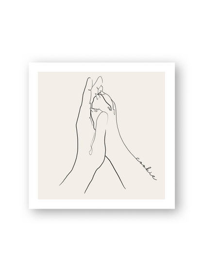 Handgezeichnetes Poster „Patita“ – Hundepfote aufrecht in Hand, emotionales Line Art Motiv auf hellbeigem Hintergrund, personalisierbar mit Namen