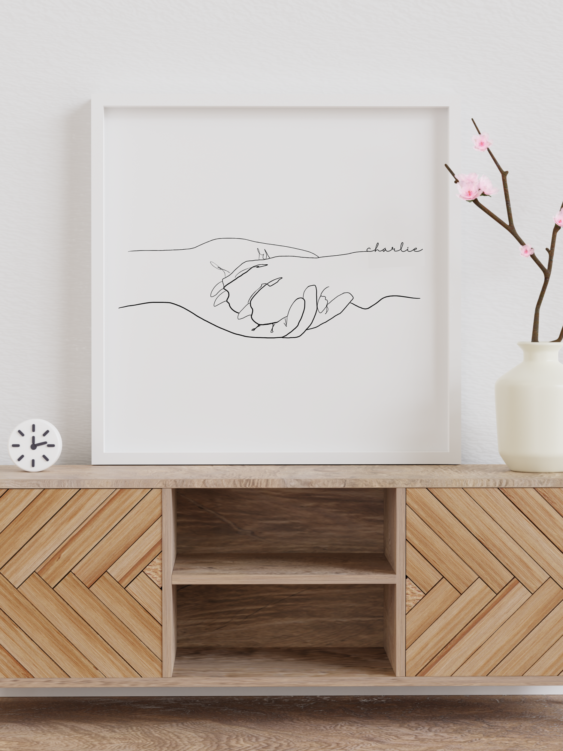 Das Motiv zeigt eine liebevolle Line Art Illustration einer Hundepfote, die in einer menschlichen Hand ruht, versehen mit dem Namen „charlie“. Dieses Bild ist eine rührende Hommage an die besondere Bindung zwischen Mensch und Tier – schlicht, elegant und voller Gefühl.