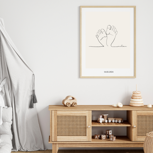 Das personalsisierte Line Art Poster von Baby Füßen in einem Kinderzimmer