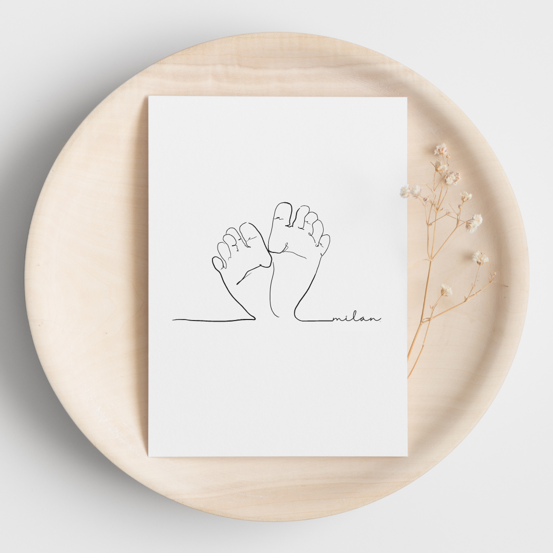 Line-Art-Poster das die zarten Umrisse von Babyfüßen zeigt. Das Design ist in minimalistischen schwarzen Linien gehalten und befindet sich auf einem weißen Hintergrund. Der Name 'Milan' ist in einer geschwungenen Schrift am unteren Rand des Posters platziert. Das Poster ist auf einem runden Holztablett arrangiert und wird von zarten Blumenakzenten begleitet.