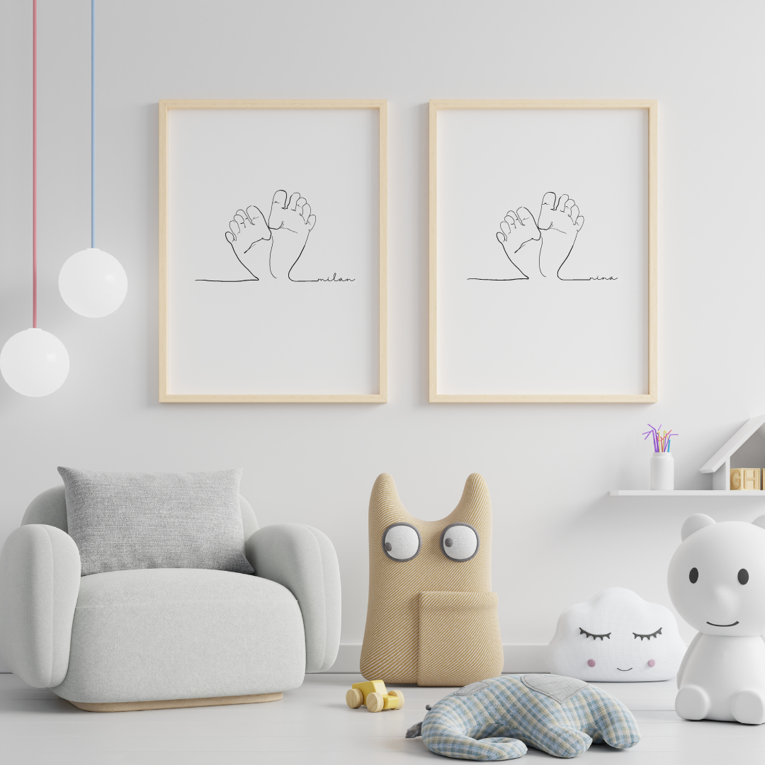Zwei minimalistische Line-Art-Poster in hellen Holzrahmen, die Babyfüße darstellen. Auf der linken Seite befindet sich das Poster 'Milan', das die zarten Umrisse von Babyfüßen zeigt. Auf der rechten Seite ist das Poster 'Nina' abgebildet, ebenfalls mit einer stilisierten Darstellung von Babyfüßen. Beide Designs vermitteln eine sanfte und zarte Atmosphäre und passen perfekt in ein modernes Kinderzimmer mit verspielten Dekorationen.
