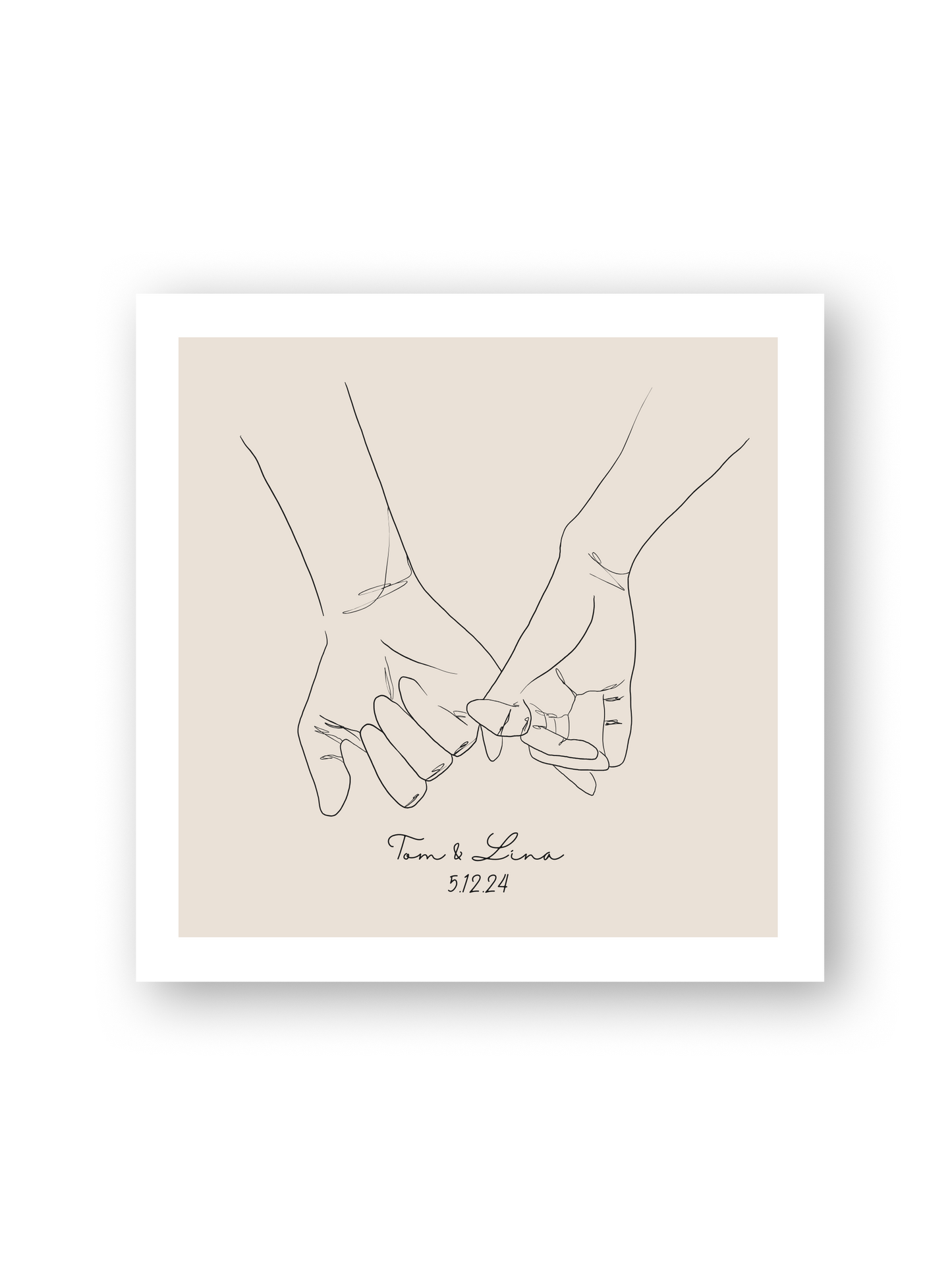 Beiges Line Art Poster „Pinky Promise“ von Sels Studio – personalisiertes Design mit ineinander verhakten Händen, ideal als romantisches Geschenk zur Hochzeit oder zum Jahrestag
