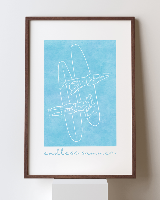 Surfer Girls Poster von Sels Studio – minimalistisches Line-Art-Design mit zwei Frauen auf Surfbrettern, gezeichnet in weiß auf türkisblauem Hintergrund. Moderne Wandkunst für alle, die Surfen, Sommer und stilvolle Ästhetik lieben. Unten im Bild steht der Schriftzug „endless summer“ in eleganter Schreibschrift.