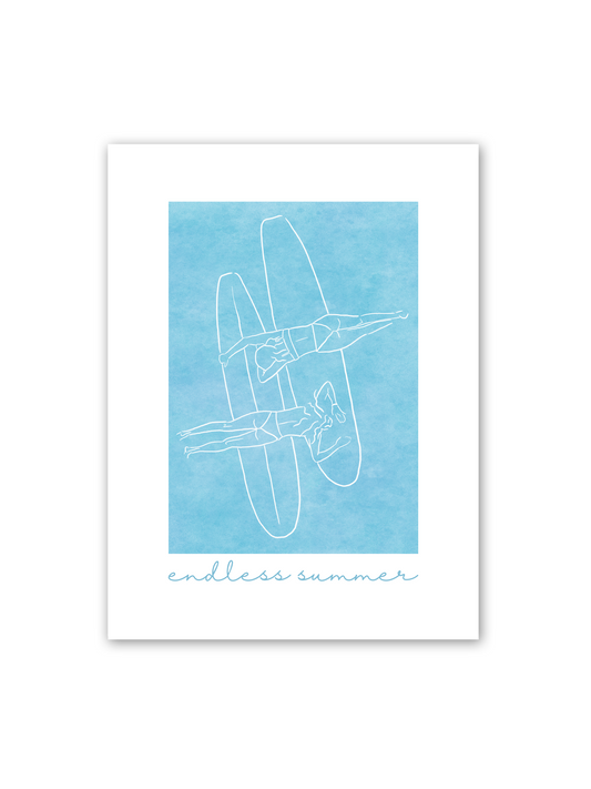 Modernes Line-Art Poster „Surfer Girls“ von Sels Studio – zwei stilisierte Frauen auf Surfboards vor einem aquarellblauen Hintergrund. Ideal für alle, die den Sommer lieben und von Strand, Sonne und Wellen träumen. Am unteren Rand steht in geschwungener Schrift: „endless summer“.

