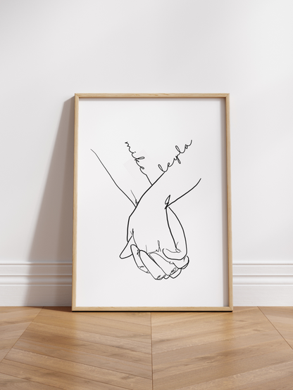 Personalisiertes Line Art Poster „Cheri me Cheri“ in Weiß – zwei sich haltende Hände als Symbol für Liebe & Vertrauen, mit Namen und Datum individualisierbar, perfektes Geschenk für Paare