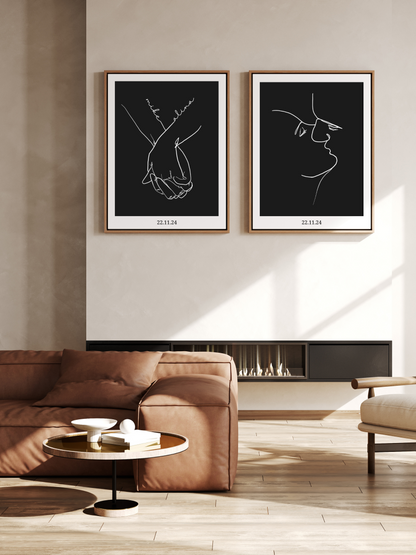 Ein Line Art Leinwandbild von zwei sich haltenden Händen mit den Namen „mike“ und „alina“ als personalisierte Schriftzüge im minimalistischen Stil. Es hängt über einem Kamin kombiniert mit einem anderen Poster.